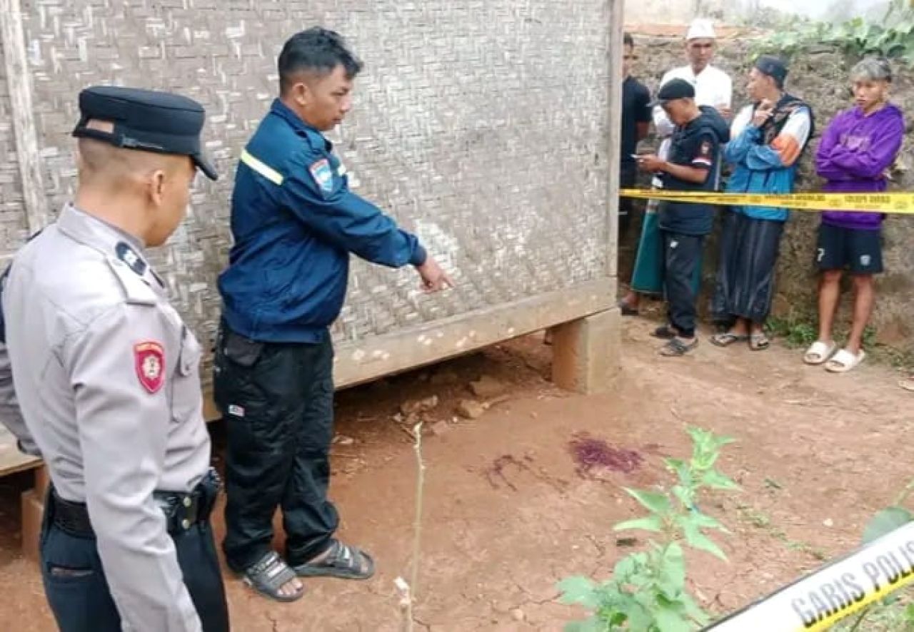 Polres Sumedang saat olah TKP pembuangan bayi di Sumedang