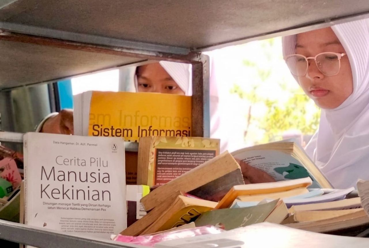 Pelajar MTs Negeri 5 Sumedang di Perpustakaan Keliling
