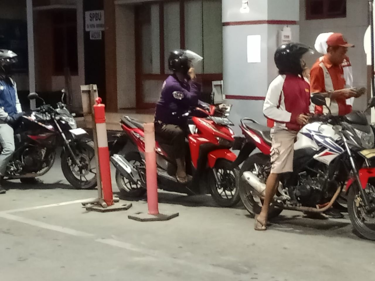 Pengisian BBM di SPBU Kelurahan Bojongbata