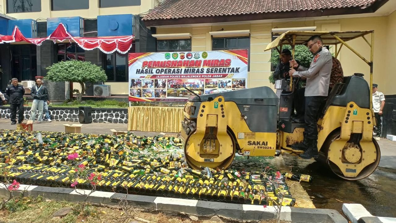 Pemusnahan 5.195 Botol Miras
