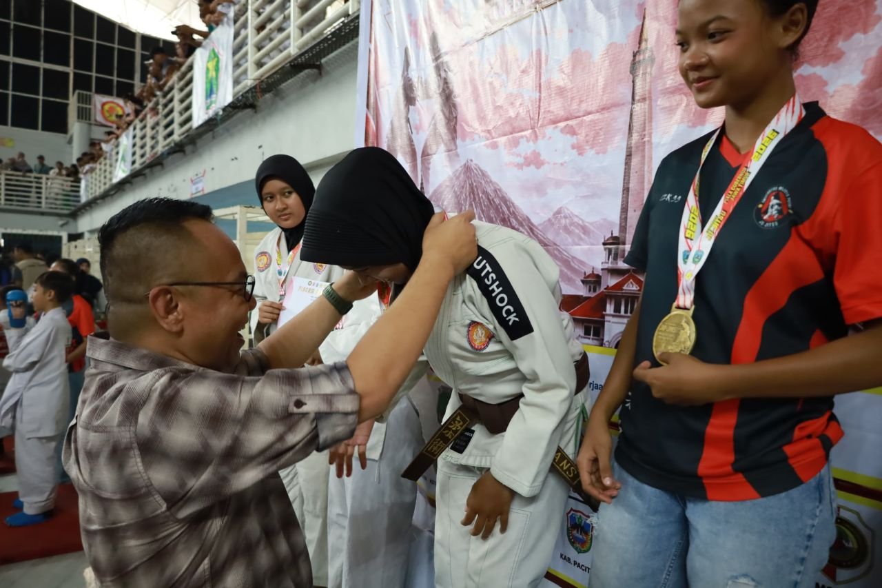 Yona Bagus Widyatmoko berikan penghargaan pada atlet
