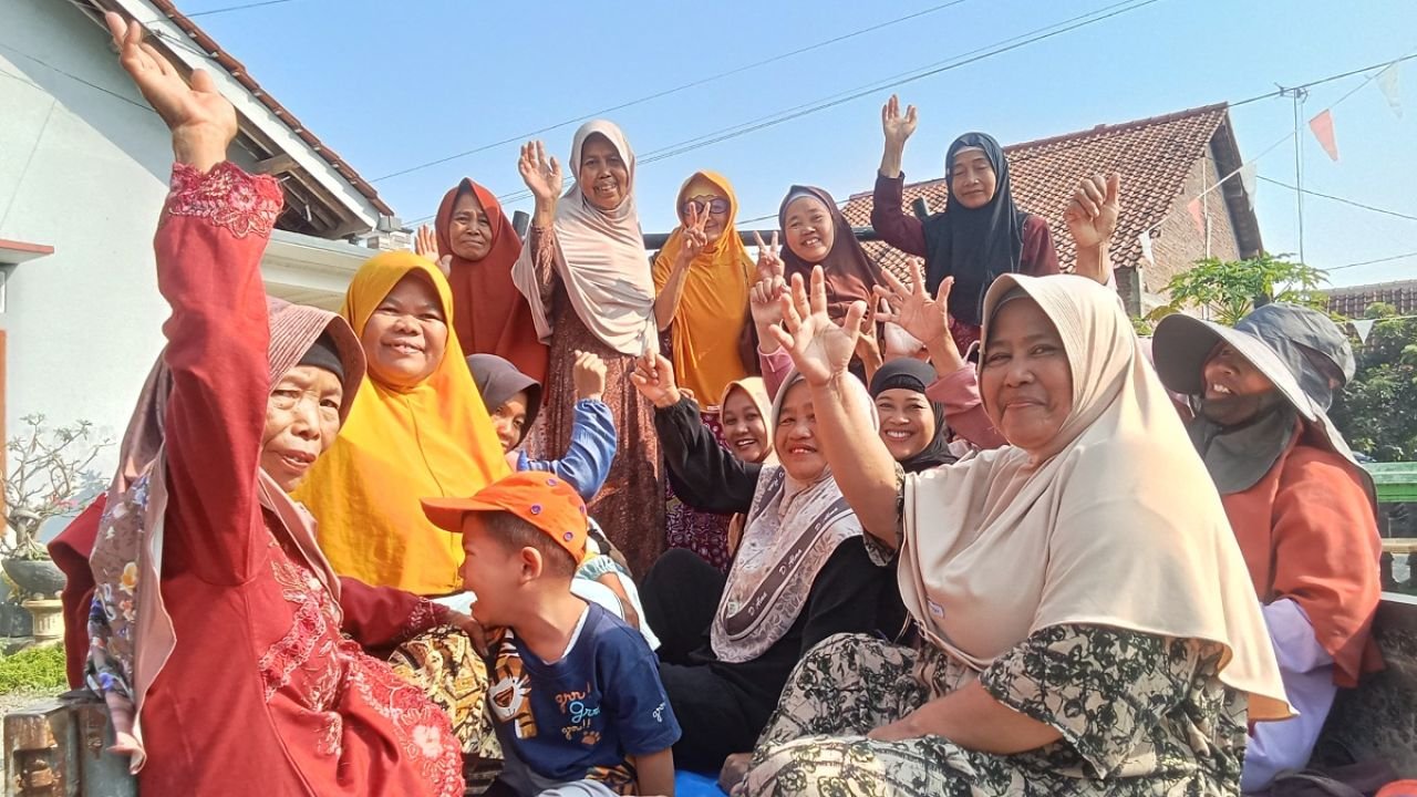 Emak-emak Patungan Biayai Calon Kades di Pemalang