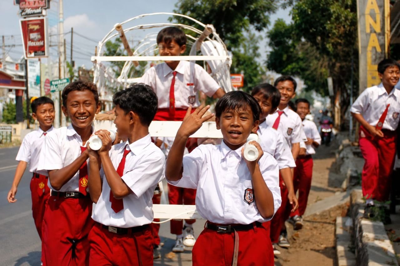 Mengaku Gabut, Anak SD di Pemalang Sulap Replika Keranda Bekas Karnaval Jadi Hiburan