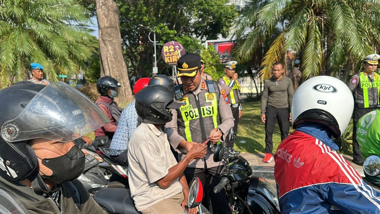 Kapolrestabes Surabaya Turun ke Jalan, Bagikan Helm untuk Pengendara Tertib