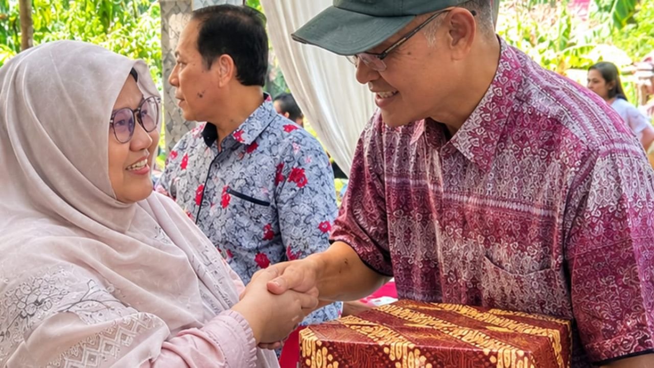 Tiga guru SMPN 1 Petarukan mendapatkan penghargaan usai purna tugas