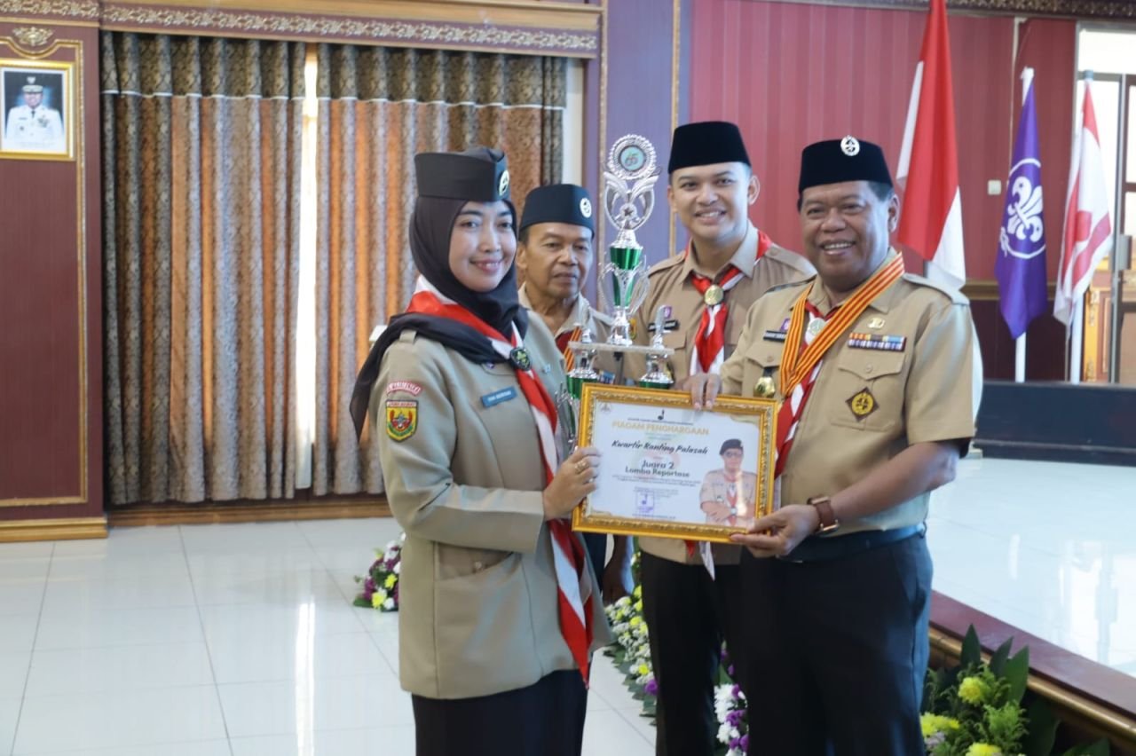 Kak Eman Raih Lencana Karya Bakti