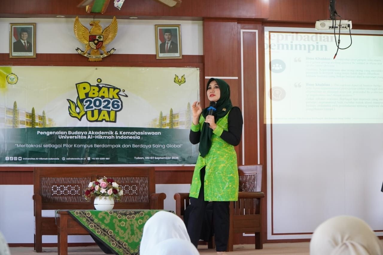 Lia saat jadi dosen tamu di Universitas Al Hikmah Tuban