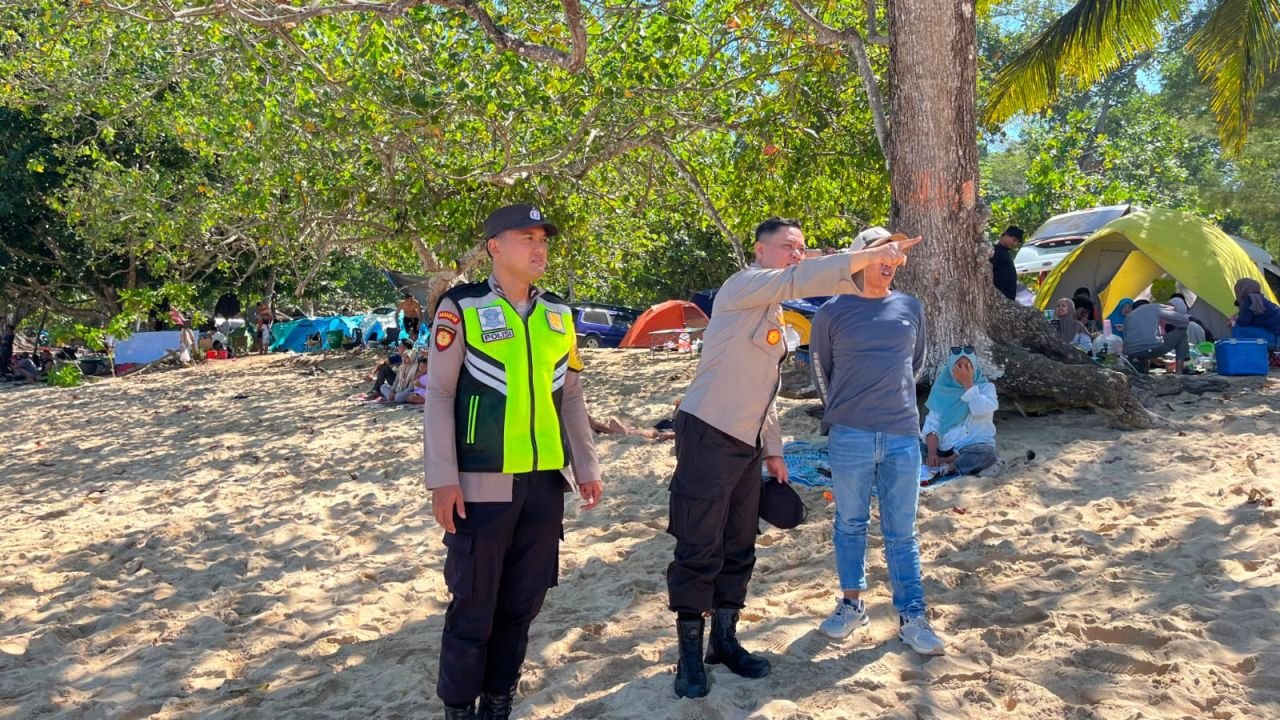 Cegah Kecelakaan Laut, Polisi Awasi Ketat Wisatawan di Pantai Balekamba