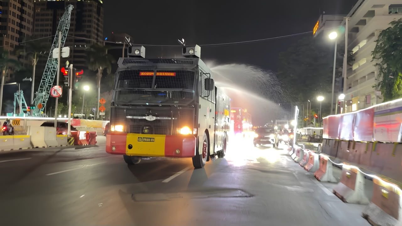 Brimob Polda Metro Jaya Bergerak Tangani Dampak Abu Vulkanik Anak Krakatau
