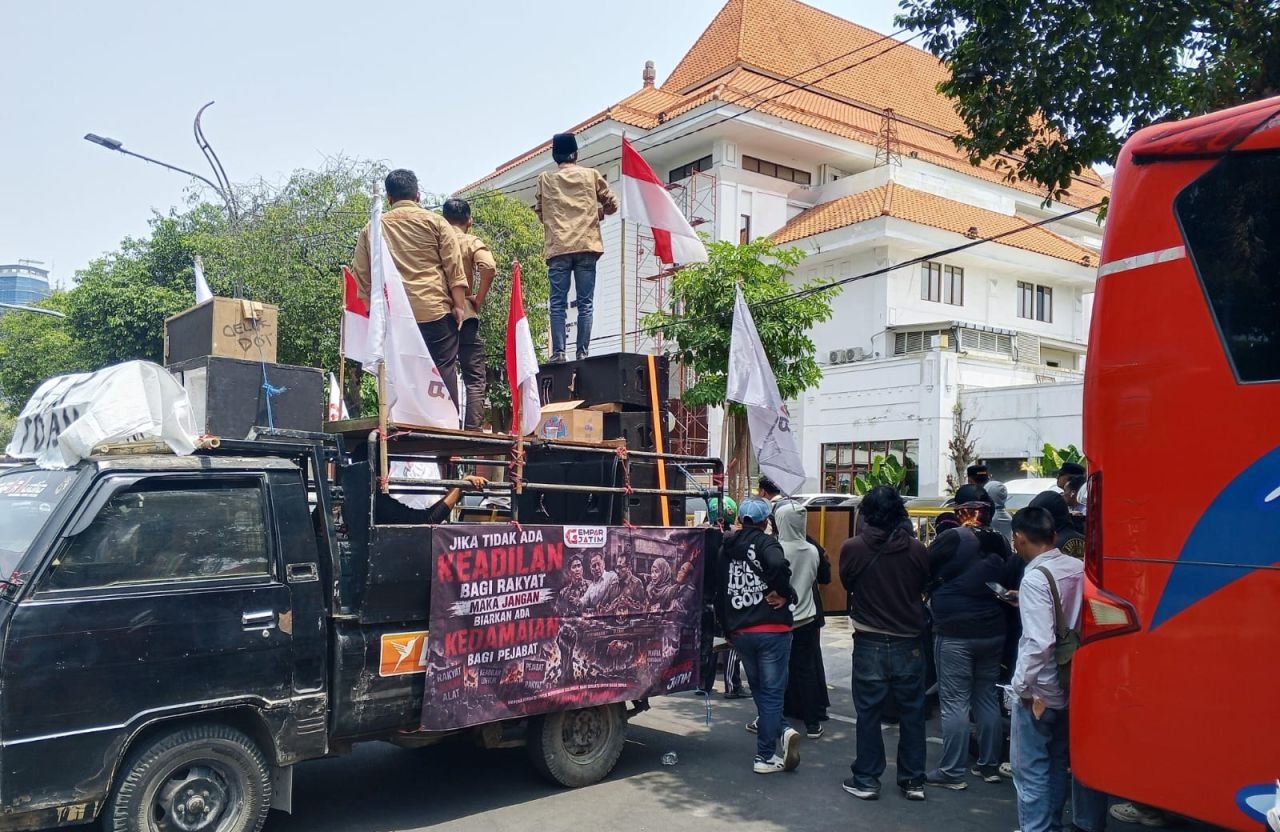 Demo di DPRD Surabaya, Gempar Jatim Soroti Air Keruh dan Retribusi Rp11 Ribu ‎