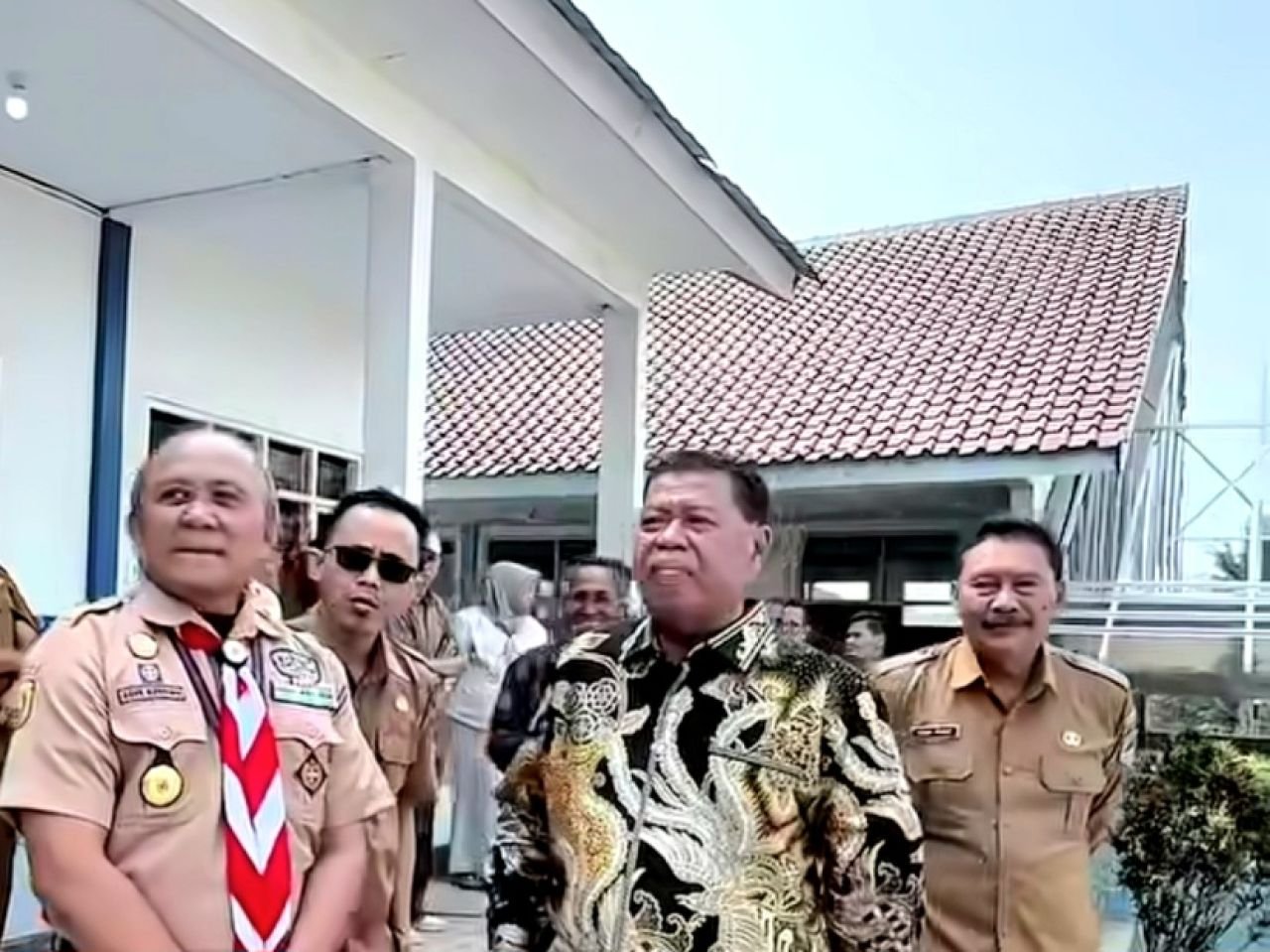 Bupati Eman saat meninjau rehabilitasi sekolah