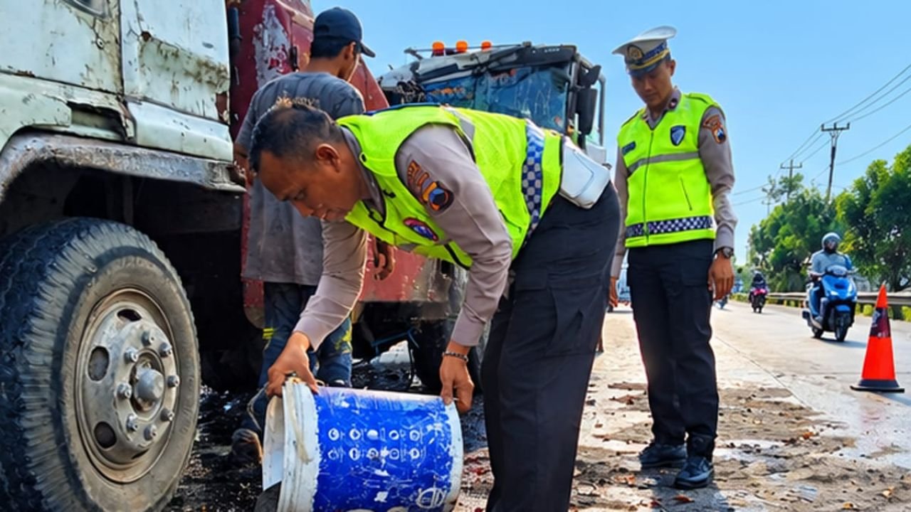 Satlantas Polres Pemalang Bersihkan Ceceran Oli di Pantura Comal Cegah Kecelakaan