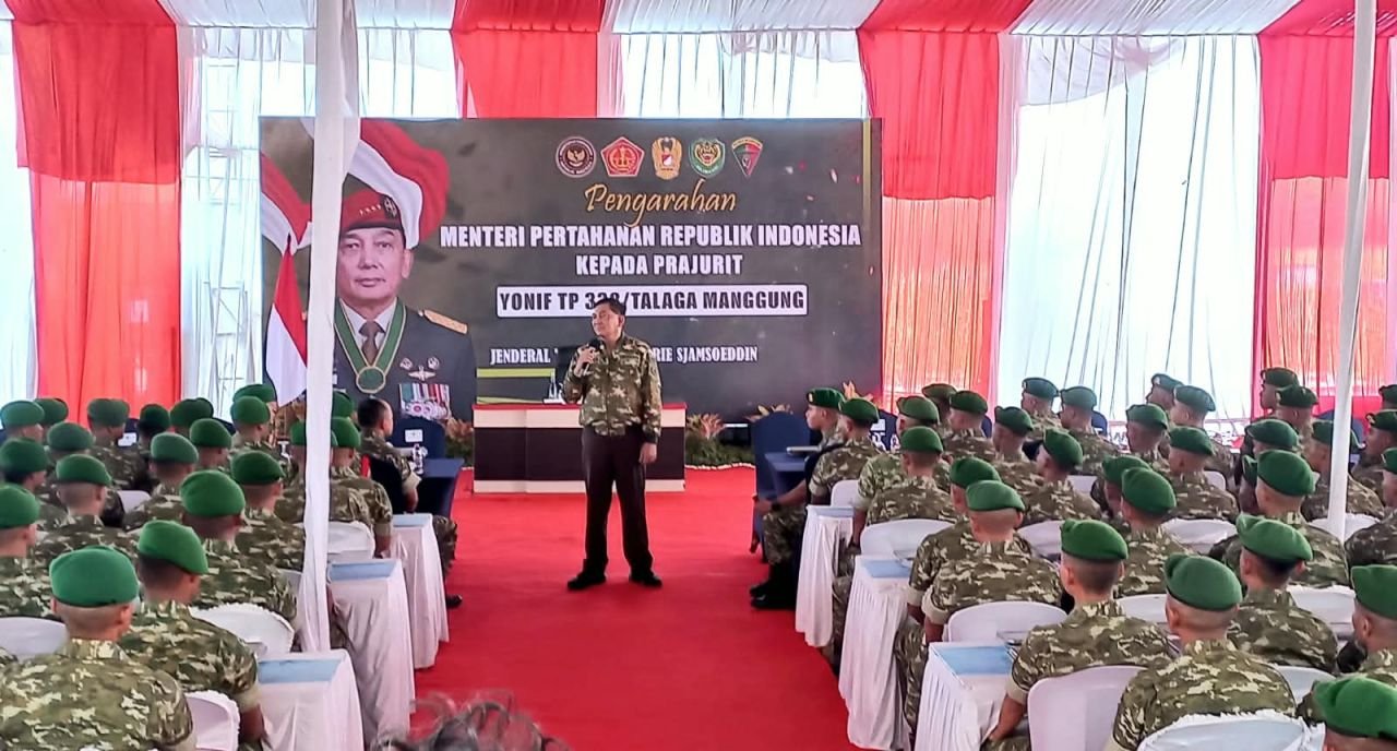 Menhan Sjafrie saat mengunjungi Yonif Teritorial Pembangunan (TP) 338/