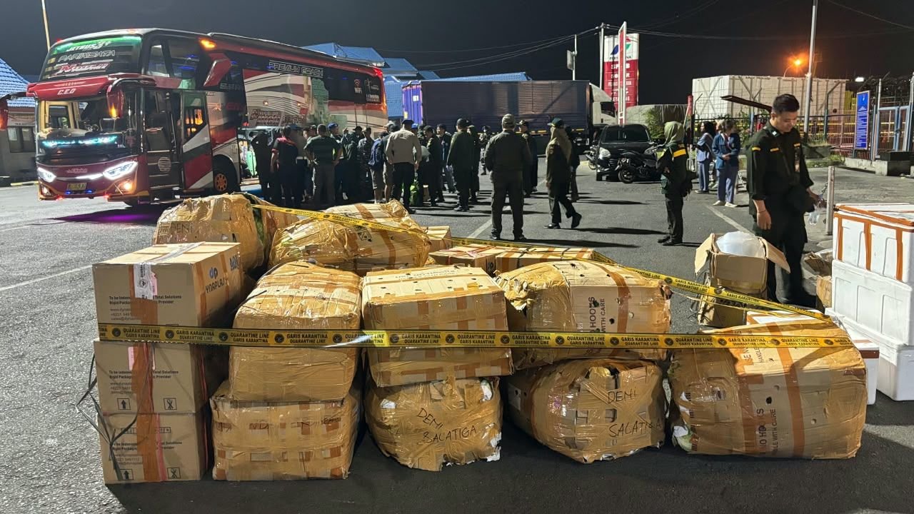 Patroli di Ketapang, Barantin Temukan Ayam dalam Tas hingga 1 Ton Selada Tanpa Sertifikat