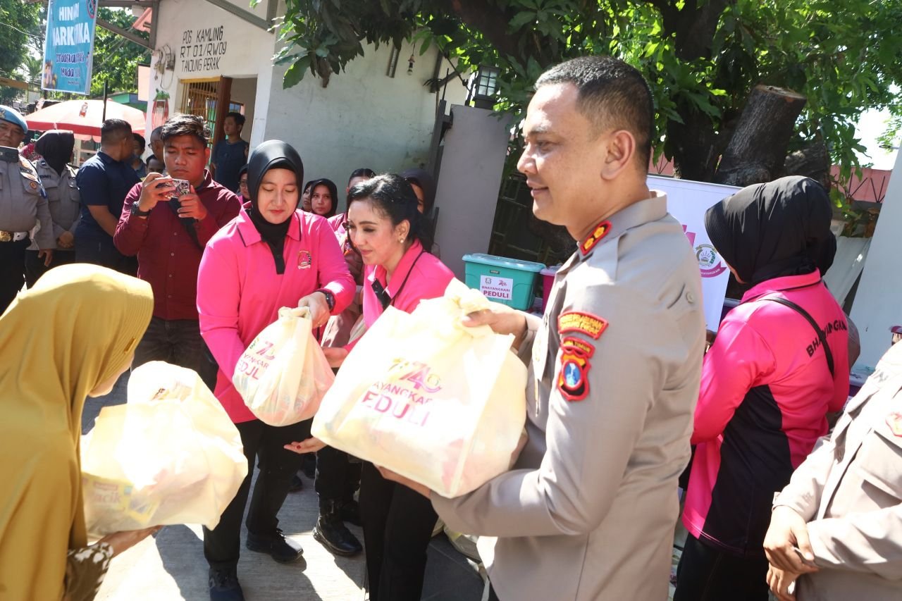 Peringati HKGB ke-74, Bhayangkari Tanjung Perak Gelontorkan Ratusan Paket Bansos