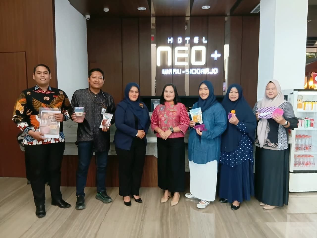 Hotel Neo Waru Sediakan Etalase Produk Rajutan UMKM Binaan YBM PLN