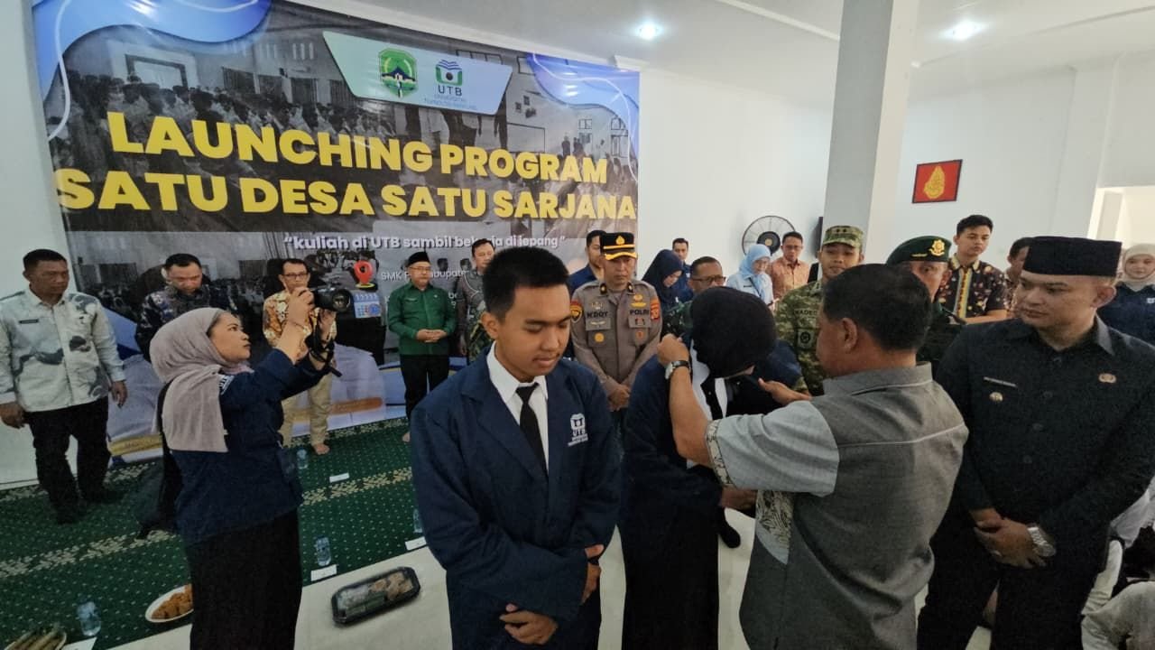 Mahasiswa penerima beasiswa program satu desa satu sarjana