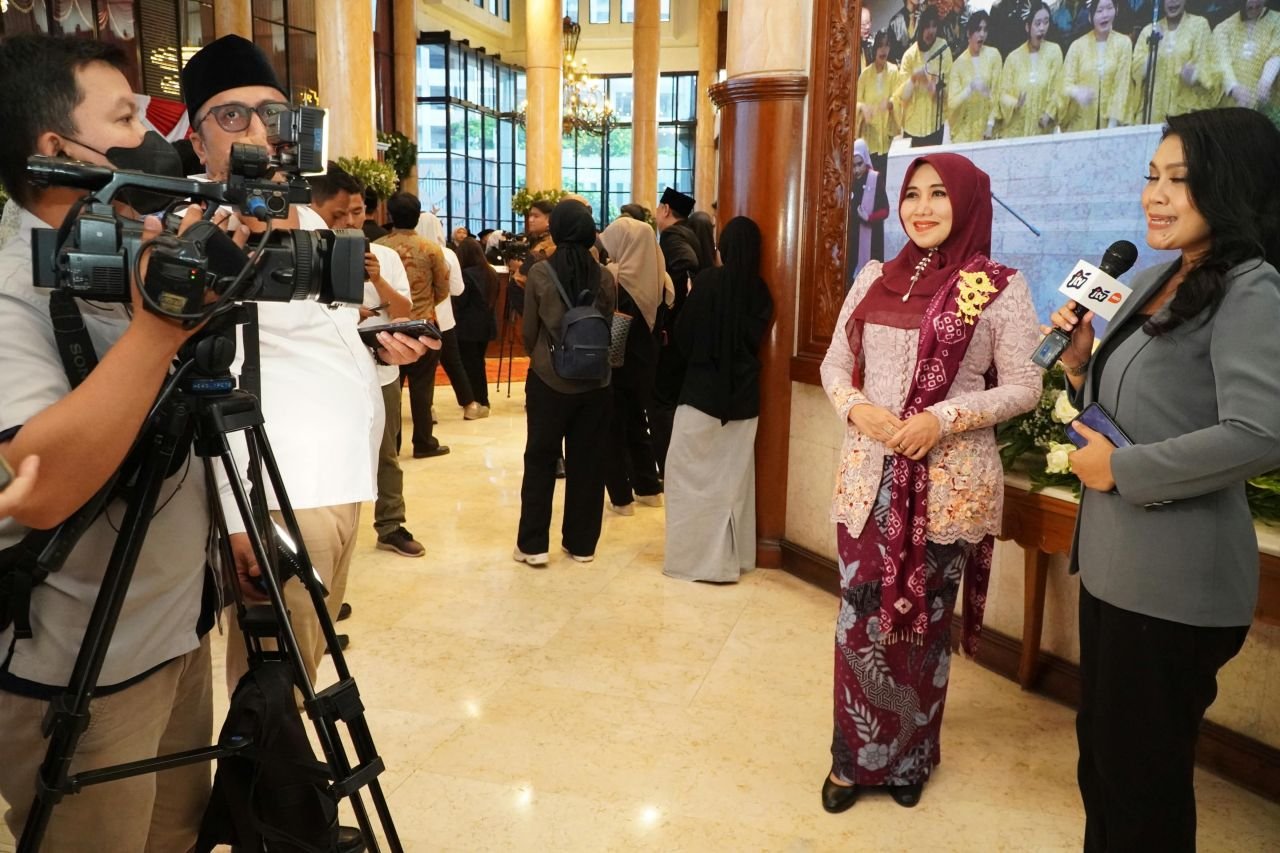 Dukung Kreativitas Seniman Lokal, Lia Nikmati Lukisan Budaya hingga Potret Gus Dur di DPRD Jatim