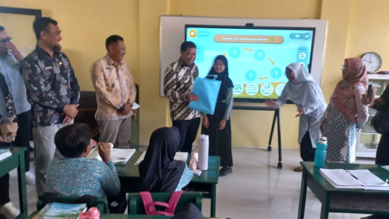 Bupati Eman di SDN Majalengka Wetan VII