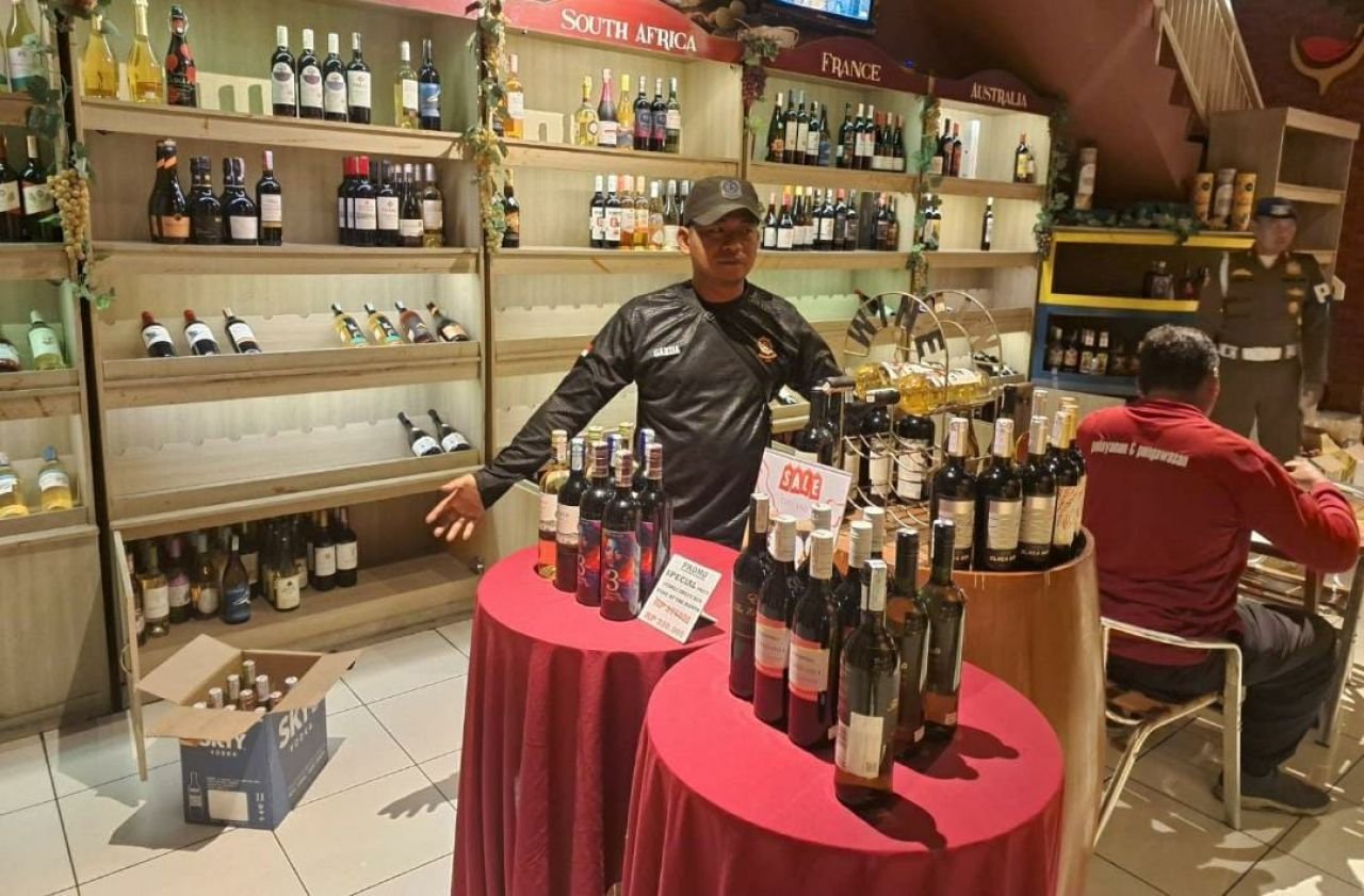 Pemkot Surabaya Segel 10 Lokasi Penjualan Miras, dari Subdistributor hingga Warkop