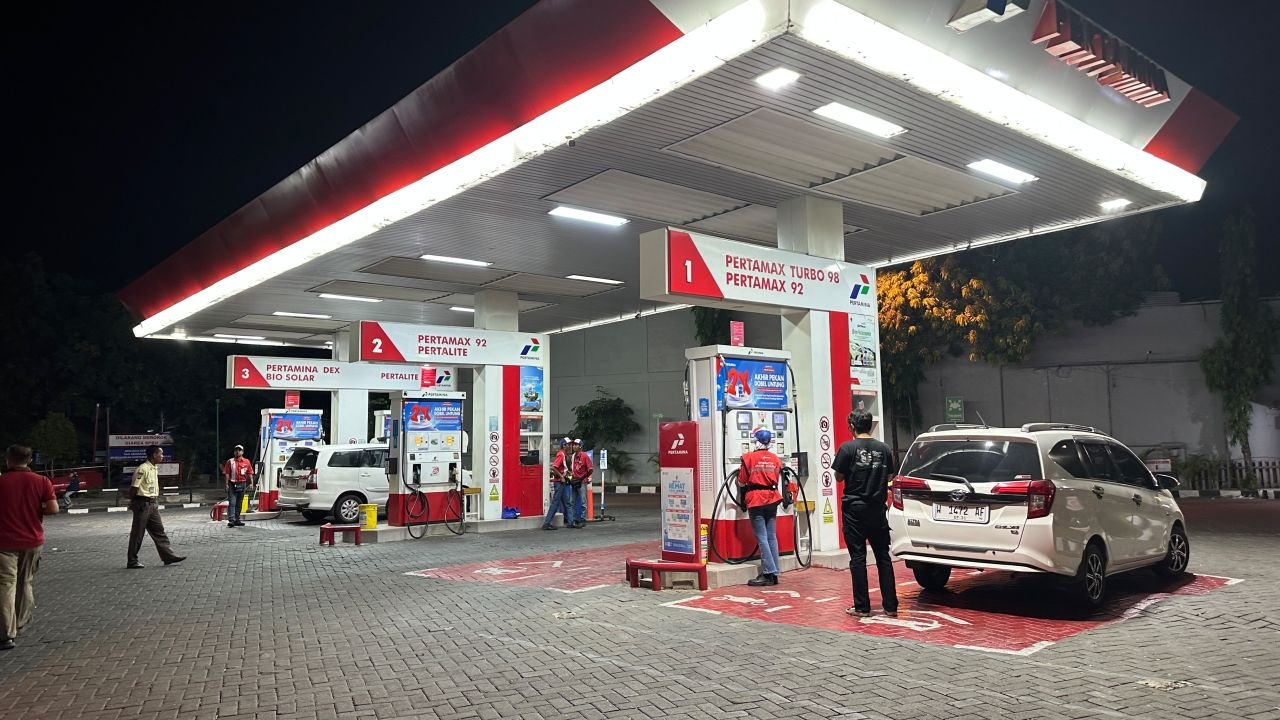 Suasana pengisian BBM di salah satu Pom Bensin Gresik