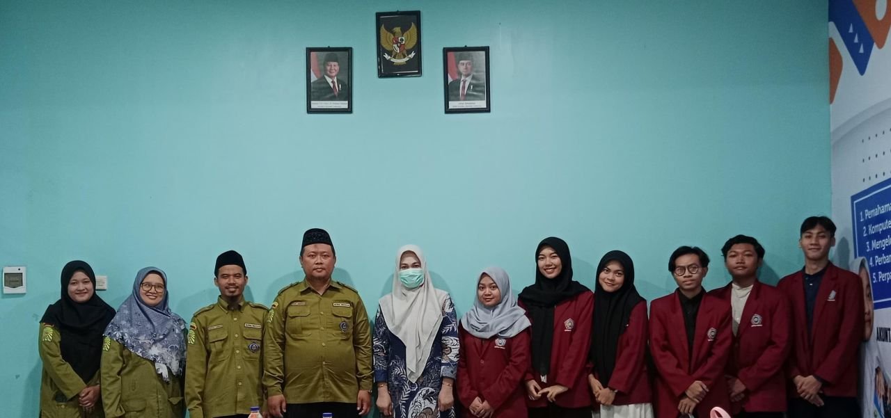 Enam Mahasiswi UMSURA bersama jajaran Guru SMK Mudisa