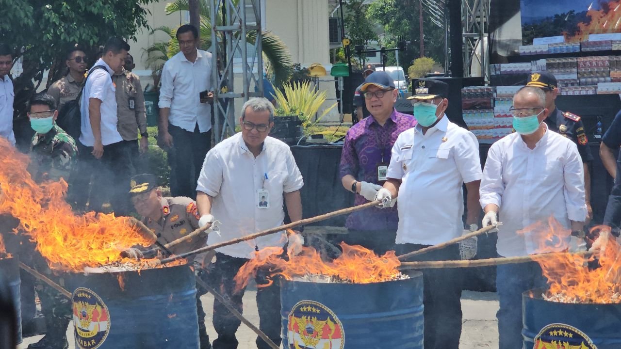 Bea Cukai Musnahkan 33,89 Juta Batang Rokok Ilegal Senilai Rp50,58 Miliar di Majalengka