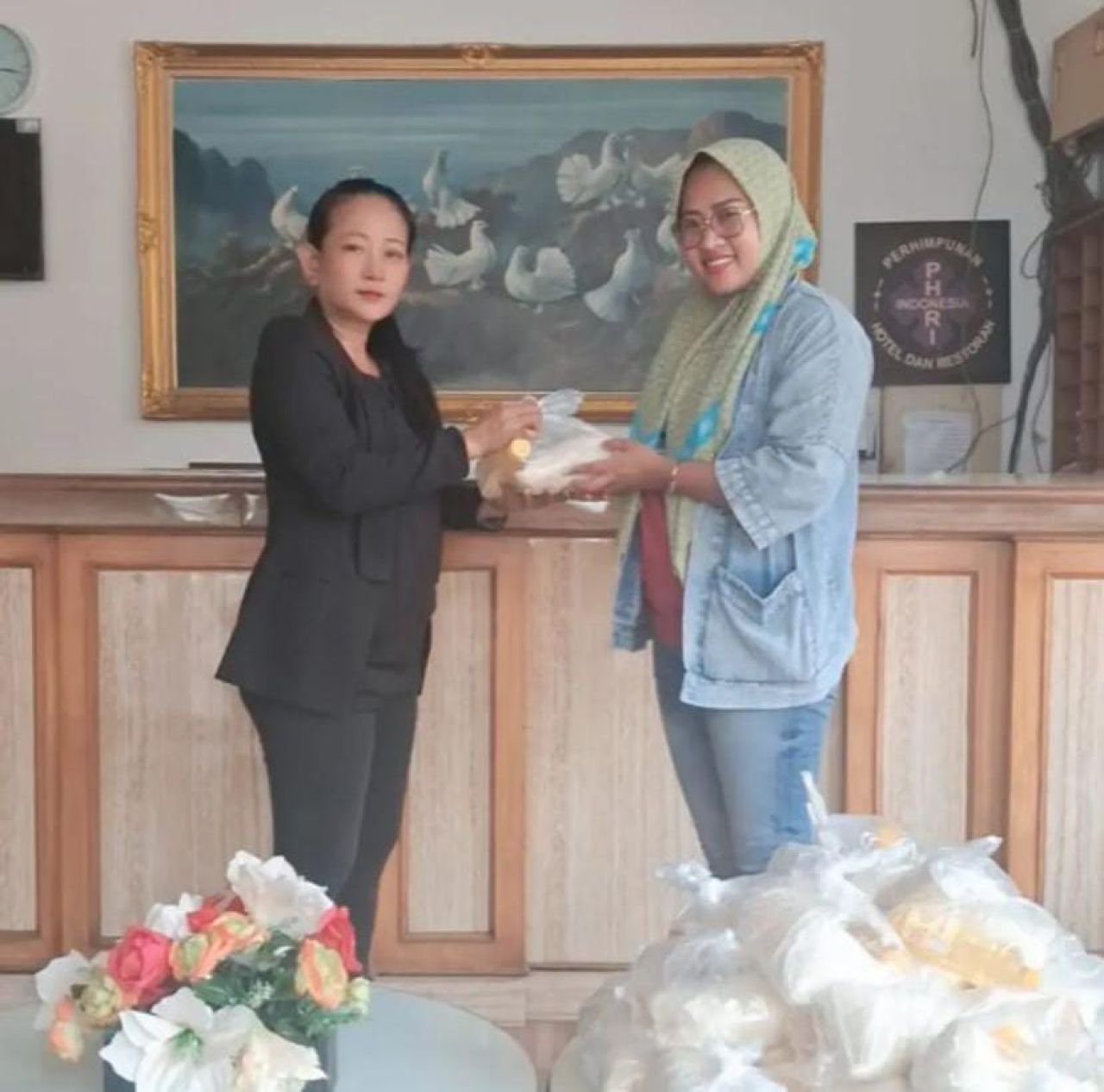 Hotel Merpati Merak Cilegon Berbagi Sembako dan Makanan Lewat Jum’at Berkah