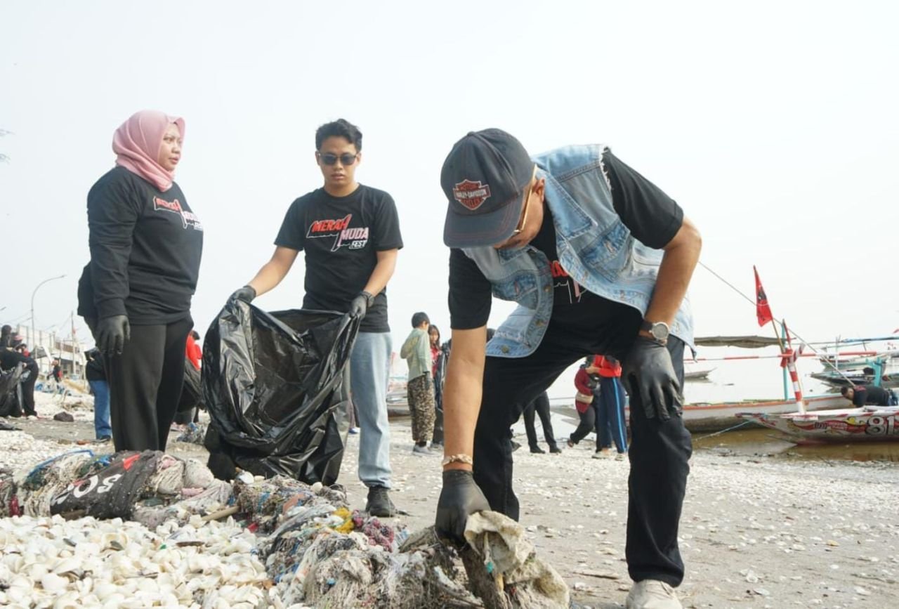 Merah Berani, Muda Beraksi, Ratusan Gen Z Surabaya Turun Tangan Bersihkan Pantai Kenjeran ‎