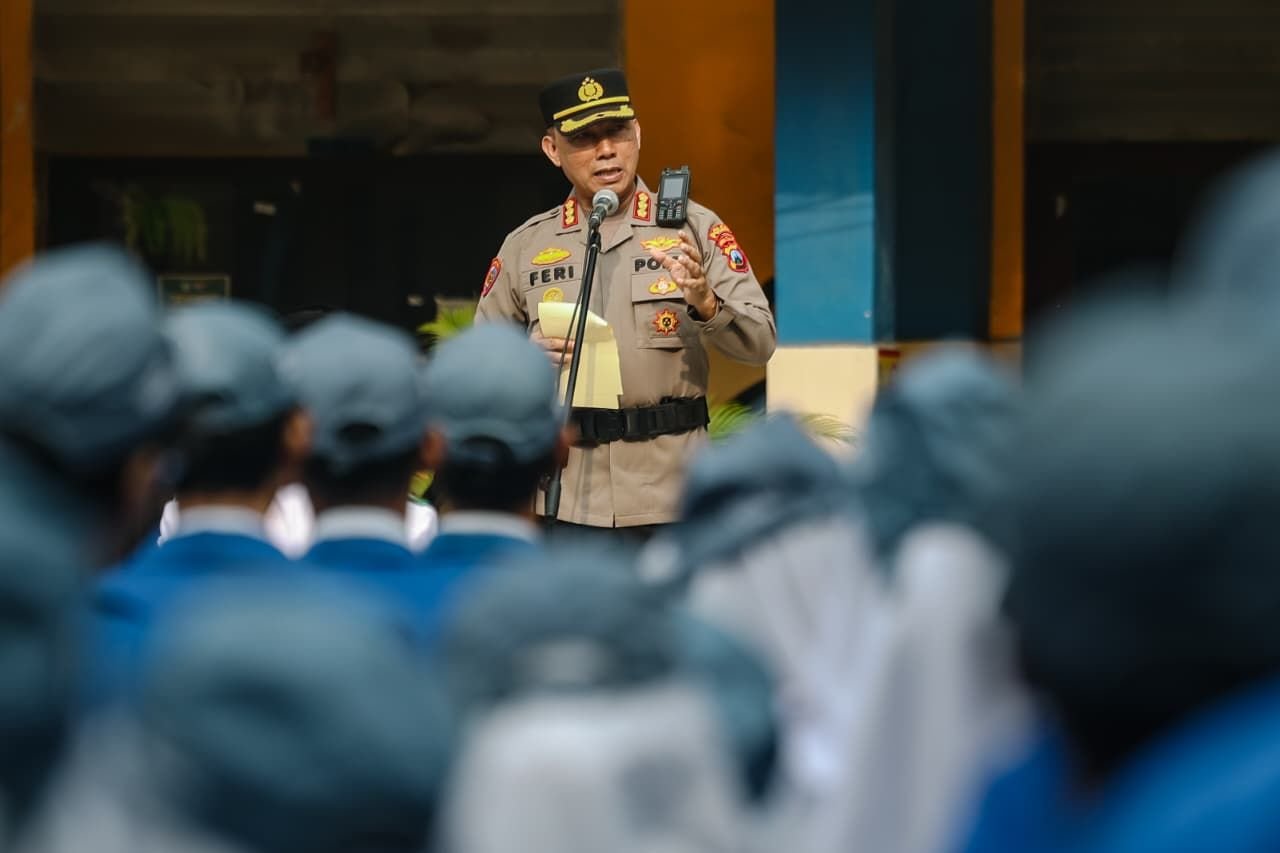 Upacara bendera di SMA Negeri 15 Surabaya pada