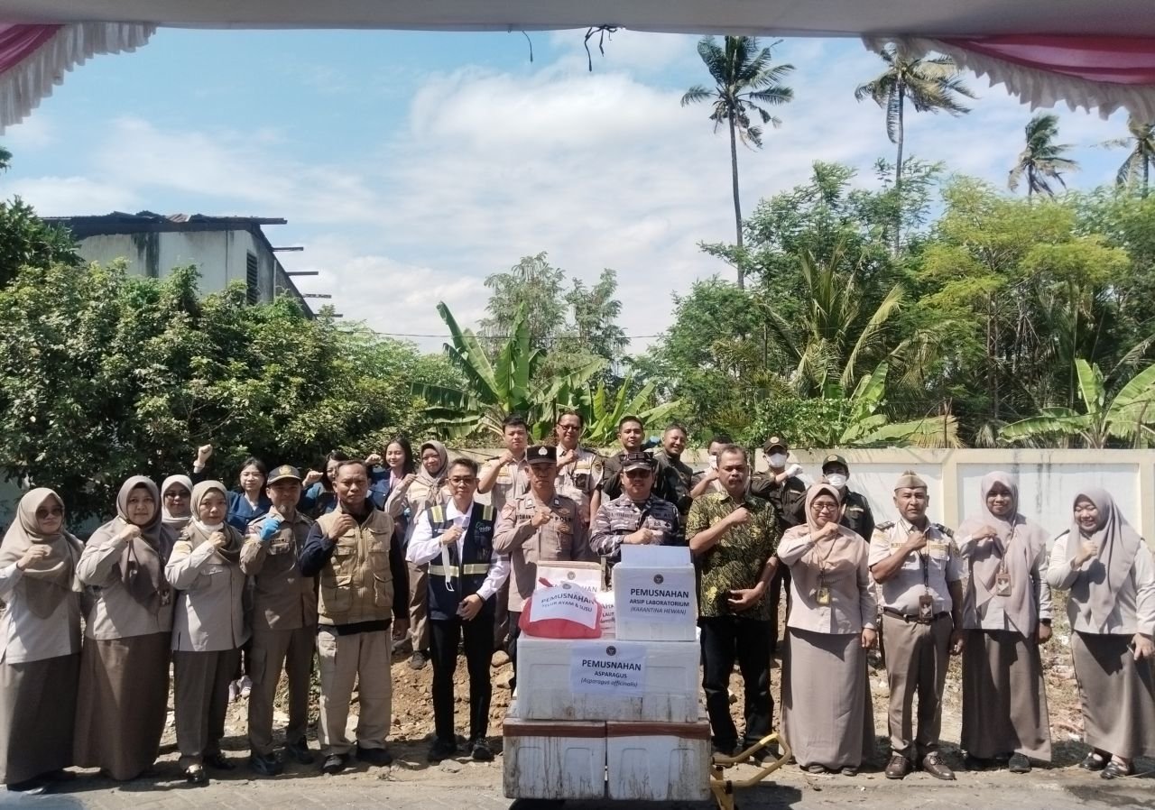 Cegah Penyebaran Hama dan Penyakit, Karantina Jatim Musnahkan Ratusan Komoditas Tanpa Dokumen