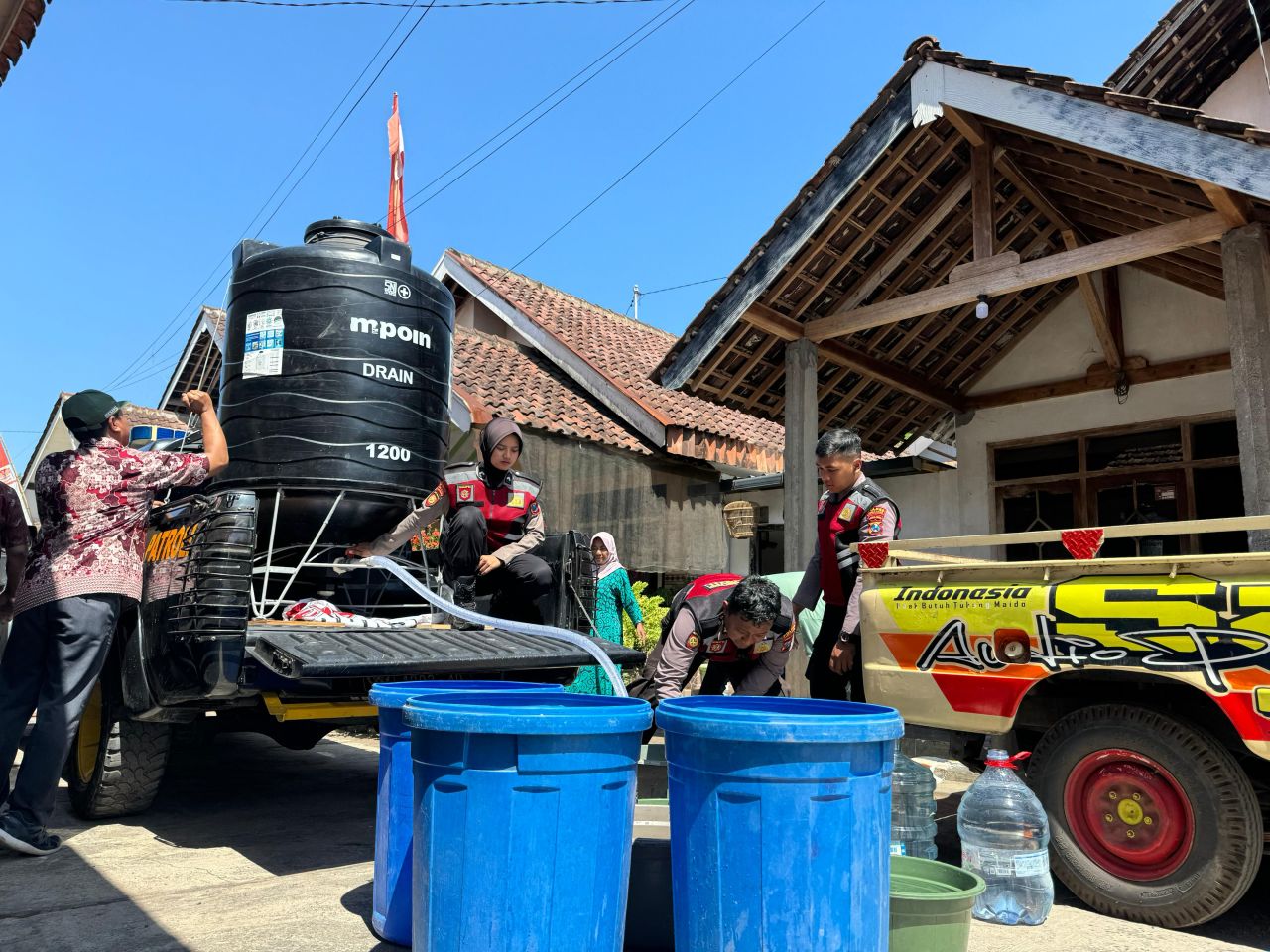 Krisis Air Bersih, Polisi Penuhi Kebutuhan Air Bersih Warga