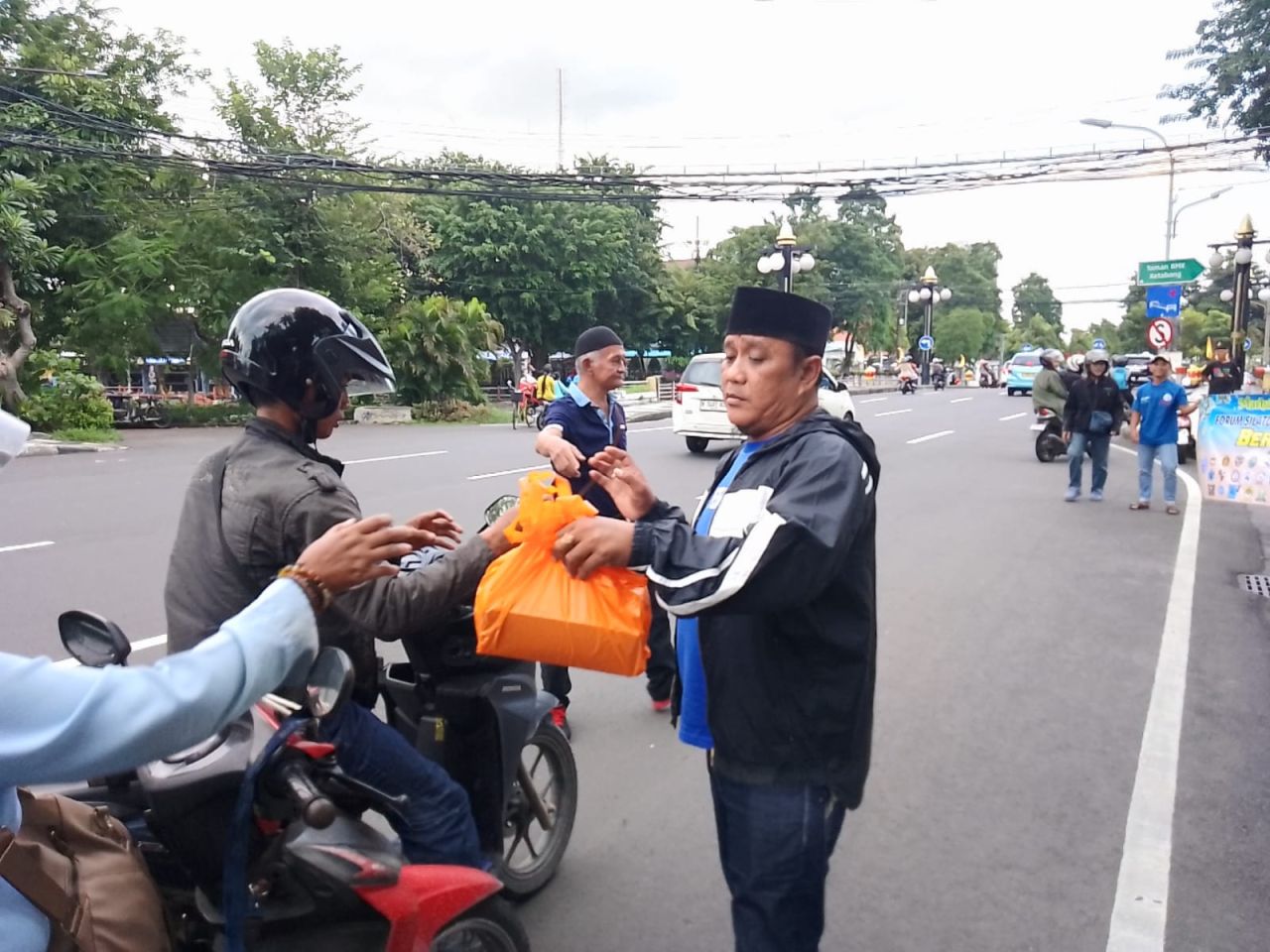Forum Silaturahmi Akbar Arek-Arek Surabaya bagikan Takjil