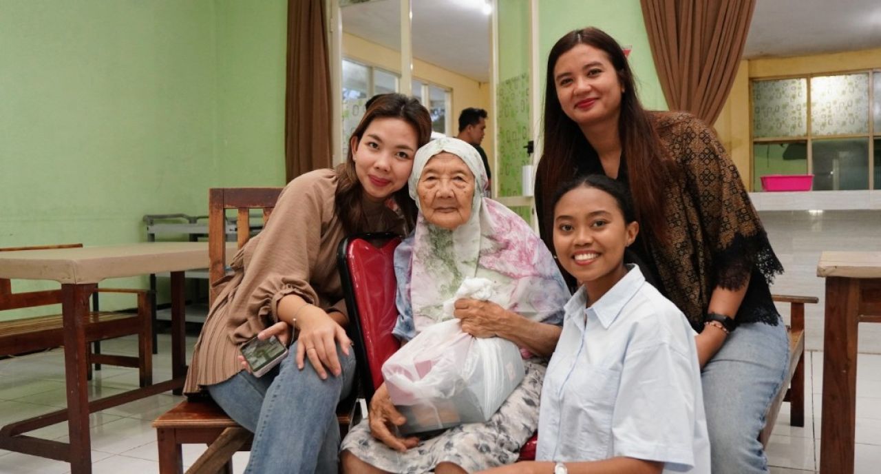 Premier Place Hotel Berbagi Kebahagiaan Ramadan dengan Lansia Griya Wreda Surabaya